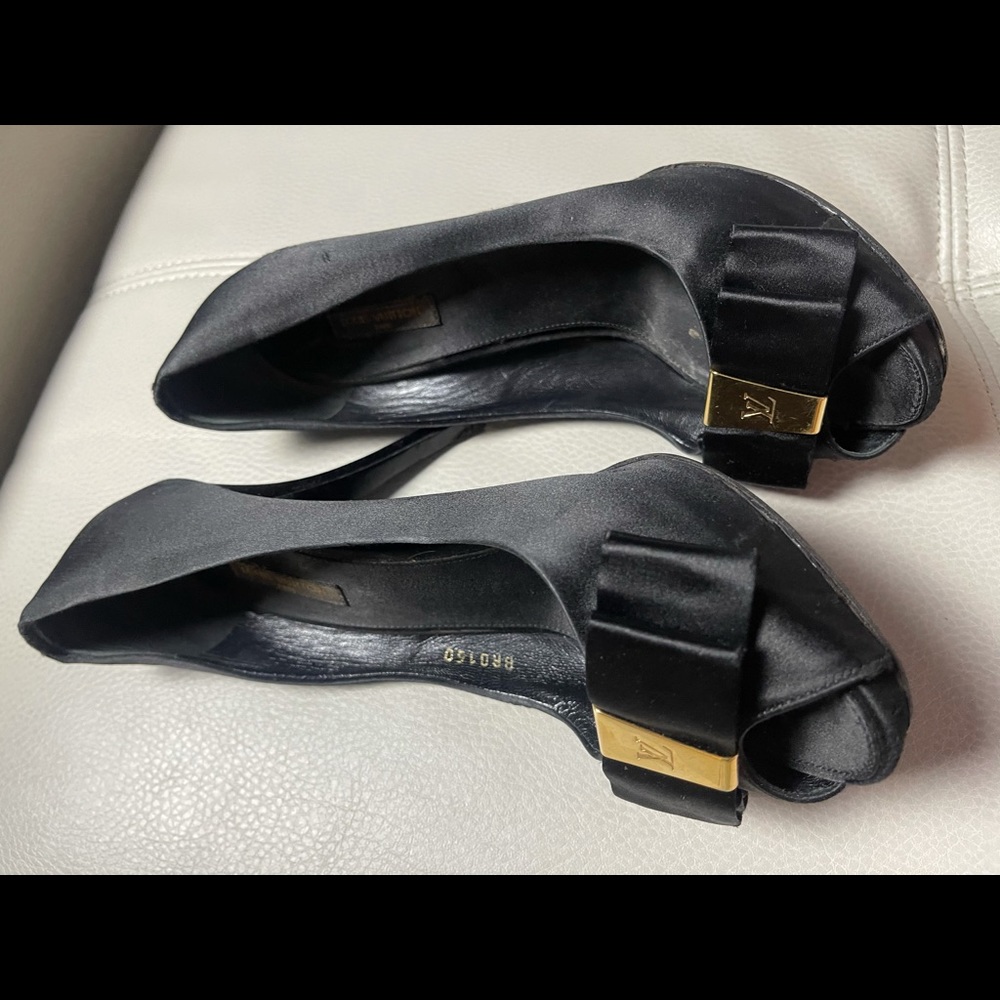 elegant used shoes can be worn with jeans or with appropriately worn dresses/